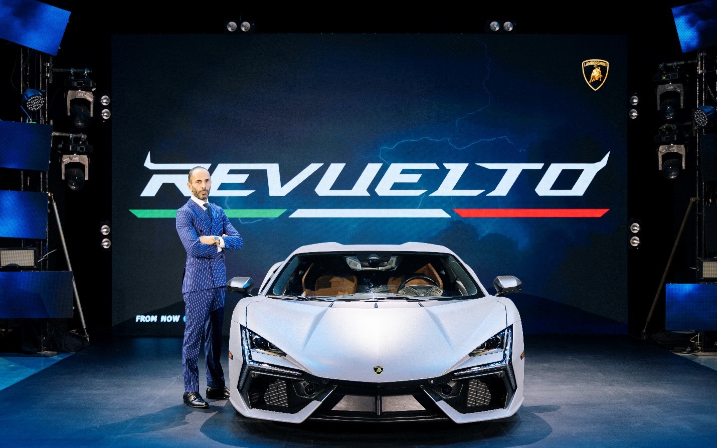 Ông Francesco Scardaoni và chiếc Lamborghini Revuelto tại lễ ra mắt ở Việt Nam.