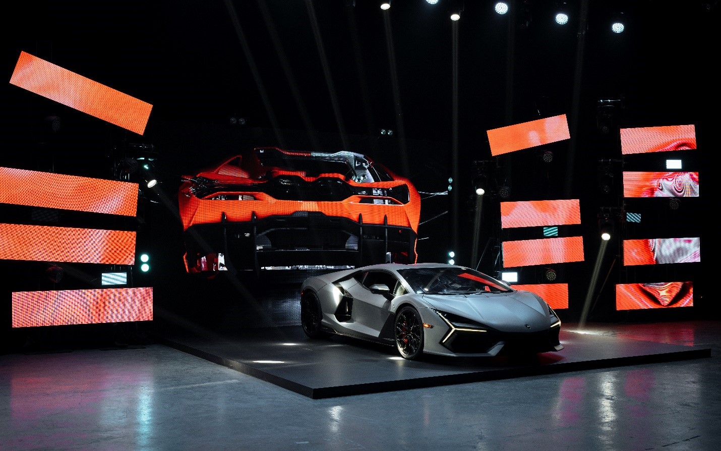 Revuelto mang ngôn ngữ thiết kế đặc trưng của Lamborghini với những đường cắt xẻ mạnh ở ngoại thất.