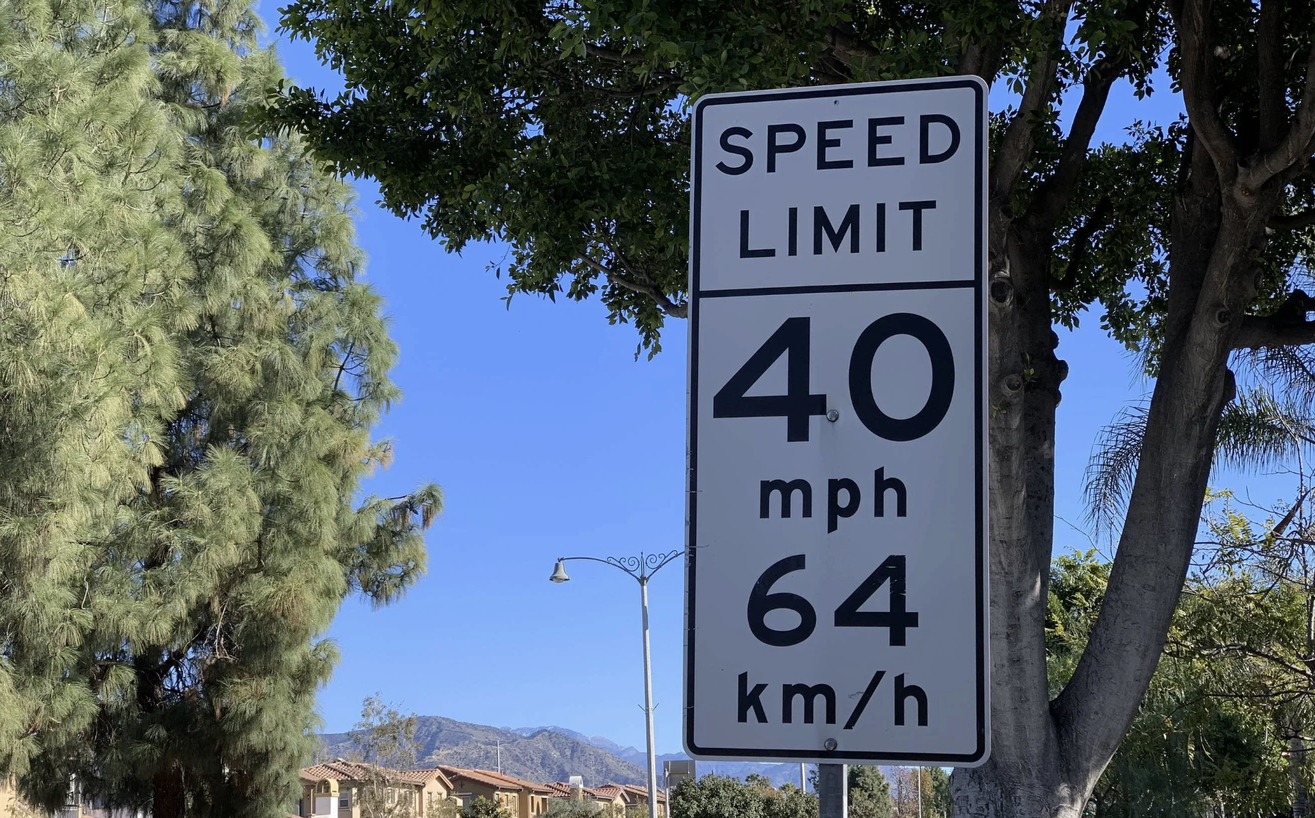 Bảng giới hạn tốc độ tại tiểu bang California bao gồm cả 2 đơn vị dặm trên giờ và km trên giờ. Ảnh: d416/Reddit