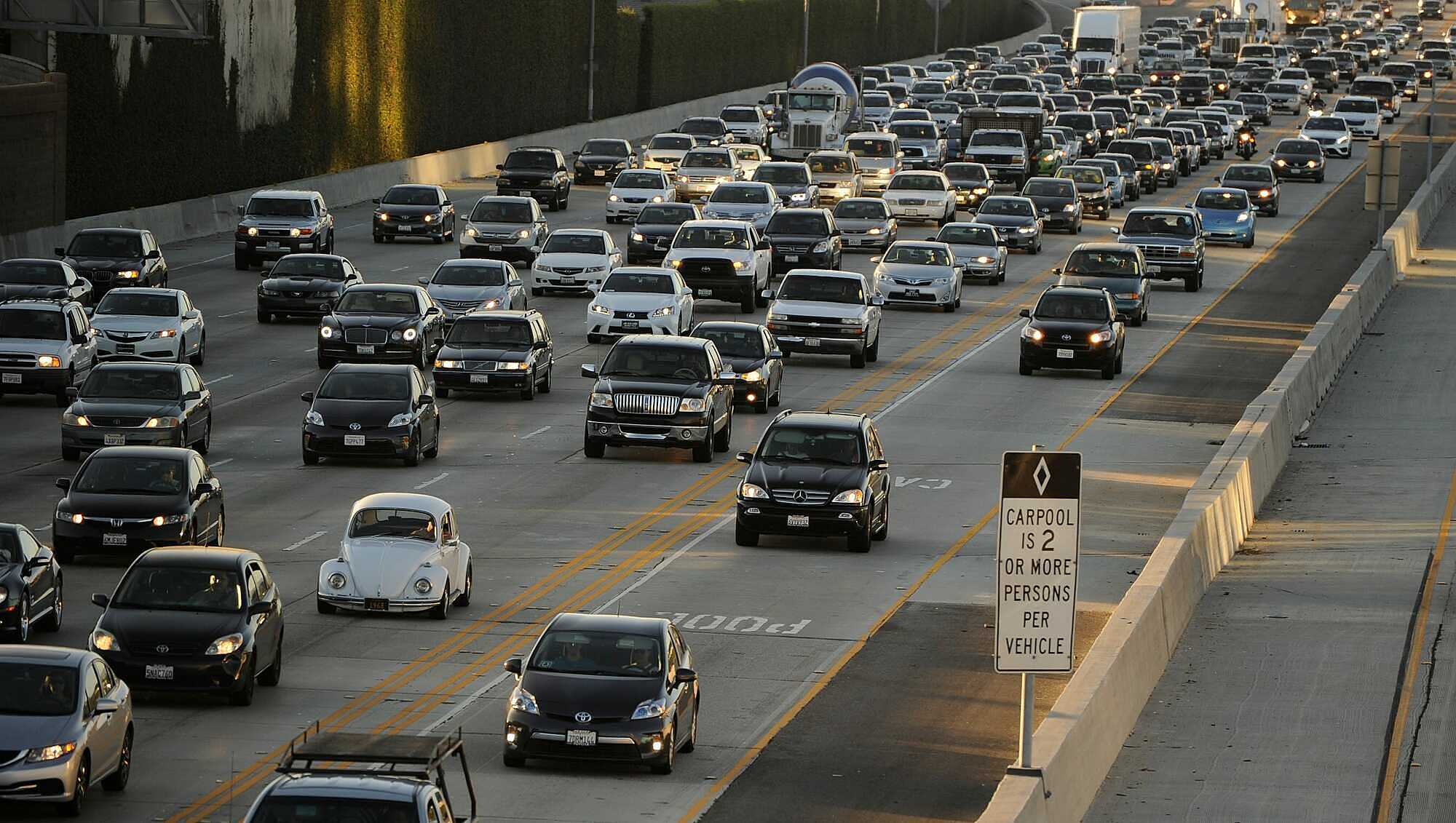 Xe đang di chuyển trên đường phố tại Los Angeles, Mỹ. Ảnh: USA Today