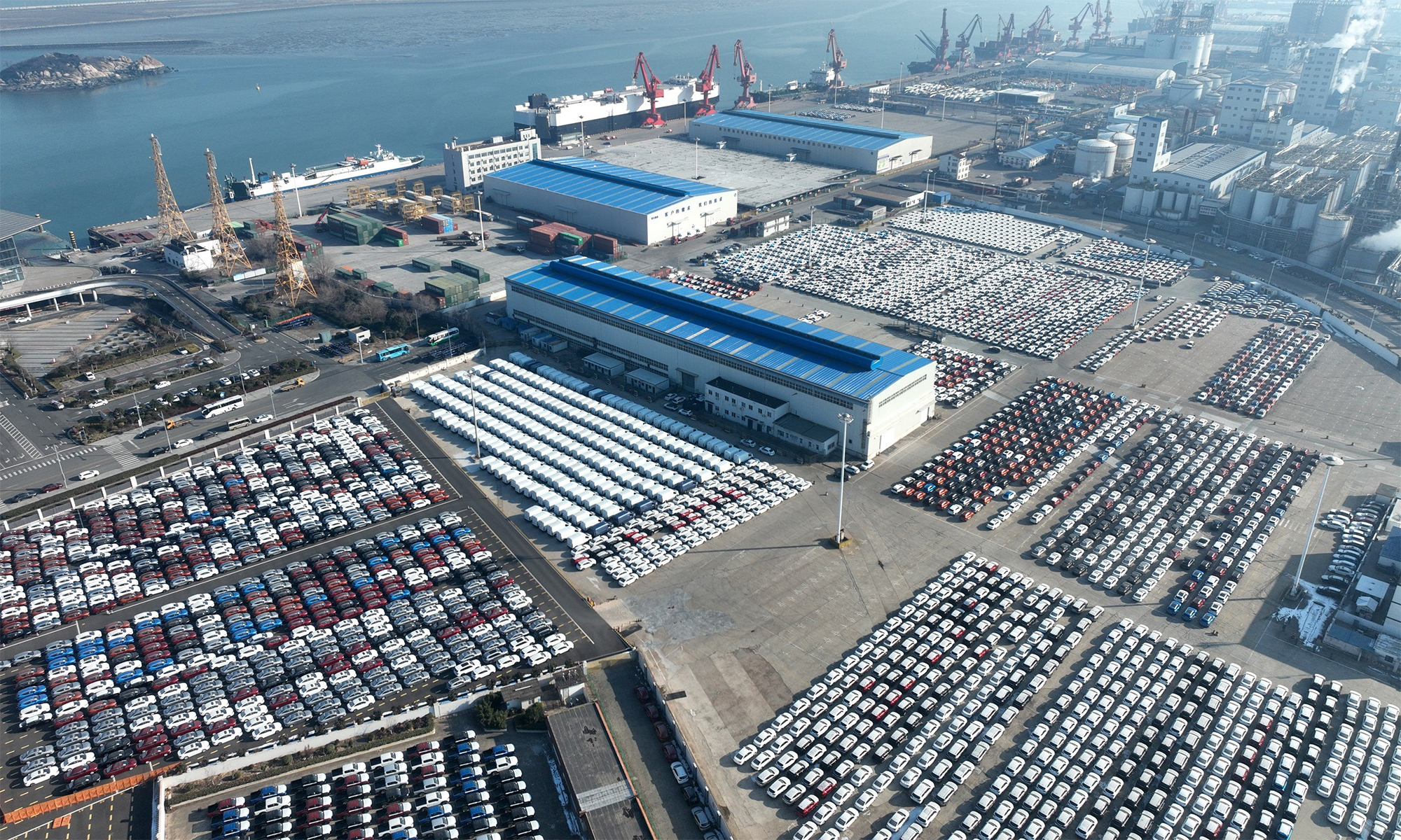 Ôtô Trung Quốc tập kết tại cảng chờ xuất khẩu. Ảnh: Autohome