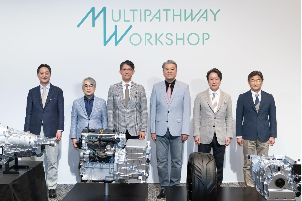Ông Atsushi Osaki (ngoài cùng bên trái) - Chủ tịch, CEO Subaru; ông Koji Sato (thứ ba từ trái qua) - Chủ tịch, CEO Toyota; ông Masahiro Moro (thứ hai từ phải qua) – Chủ tịch, CEO Mazda cùng các quan chức trong buổi tọa đàm Tiếp cận đa chiều tại Tokyo, Nhật Bản hôm 28/5.