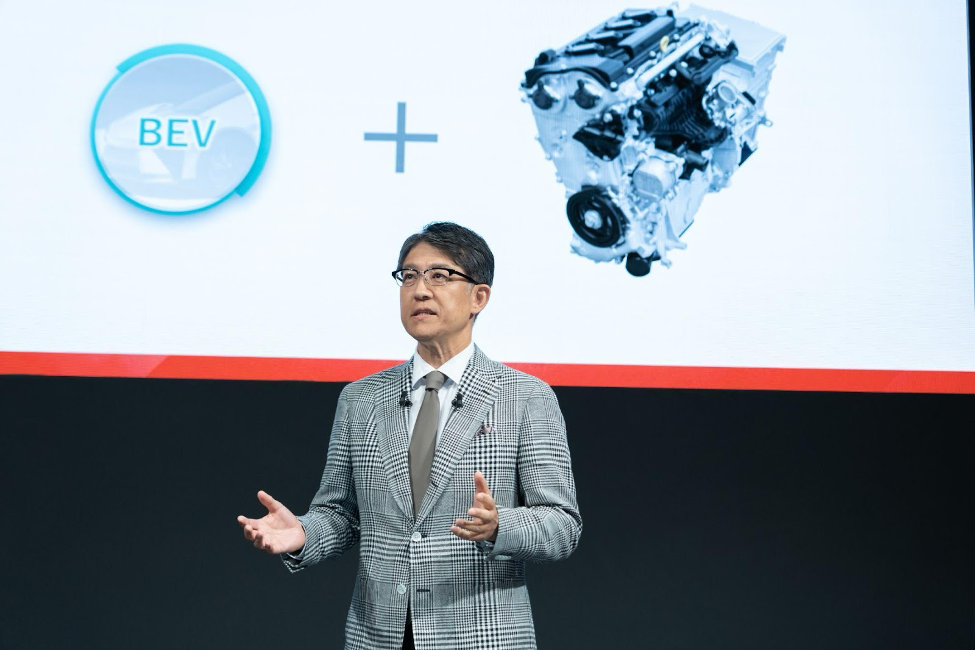 Ông Koji Sato, Chủ tịch kiêm Giám đốc điều hành Toyota chia sẻ tại workshop.
