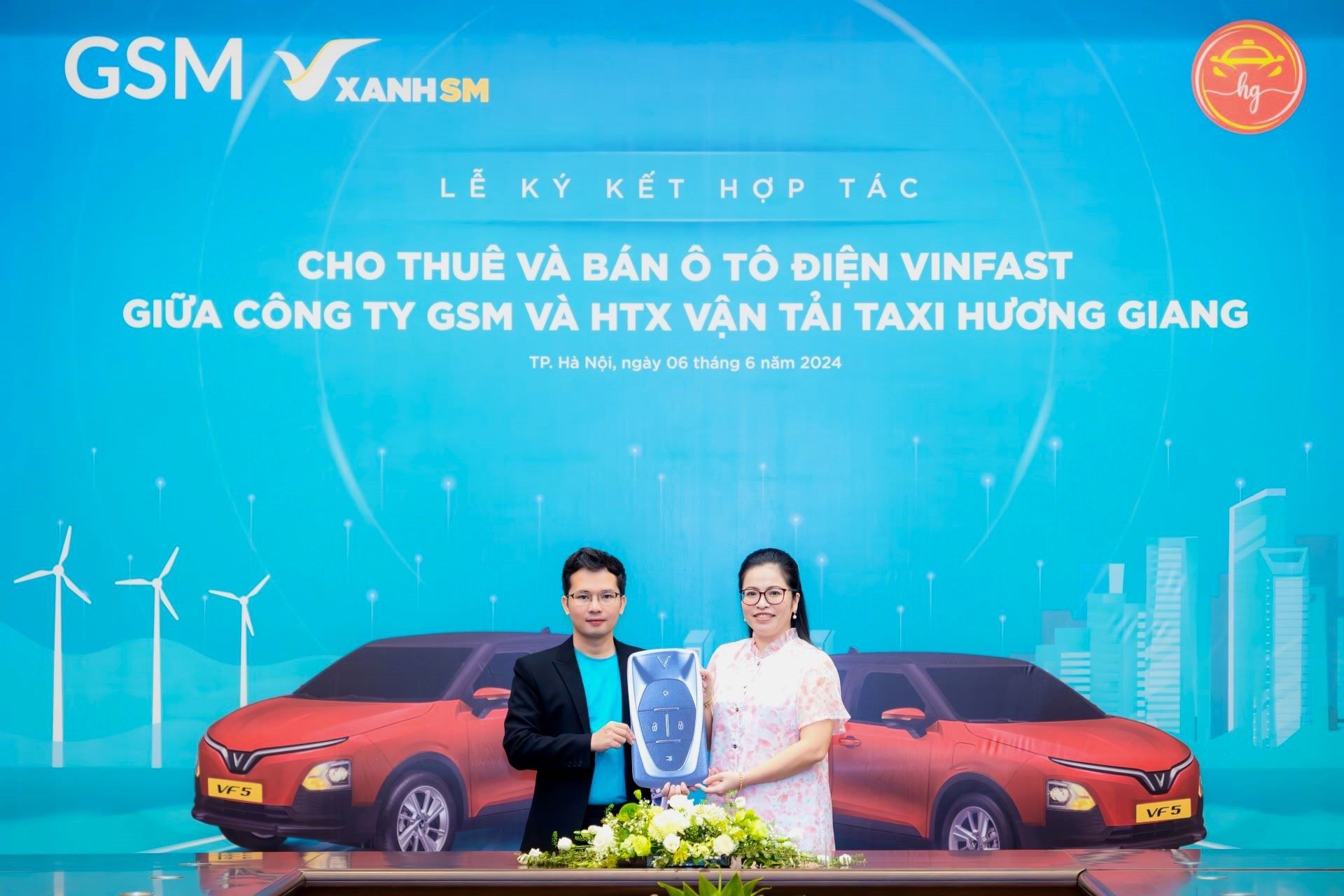 Ông Nguyễn Văn Thanh, Tổng Giám đốc GSM Toàn cầu và bà Nguyễn Thị Thanh Thùy, Giám đốc HTX Vận tải Taxi Hương Giang tại lễ ký kết. Ảnh: GSM