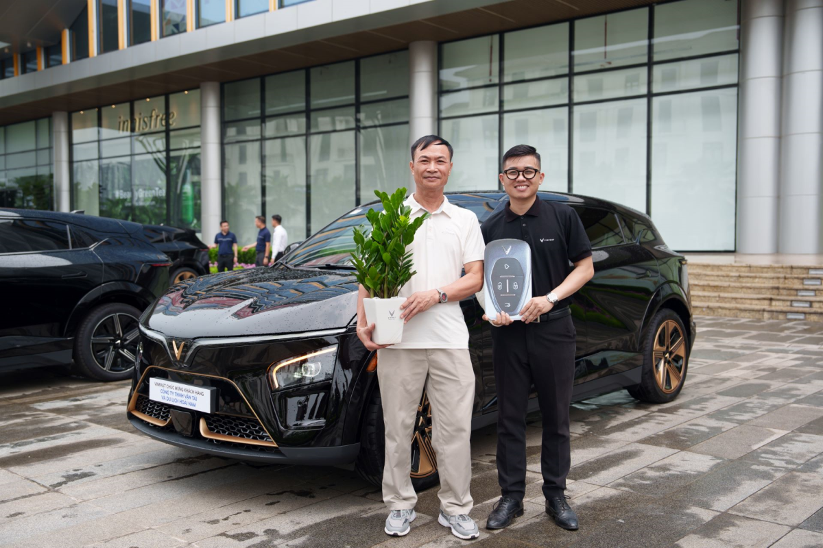 Anh Nguyễn Văn Huynh trong buổi nhận xe VinFast VF 7 – phiên bản đặc biệt. Ảnh: VinFast