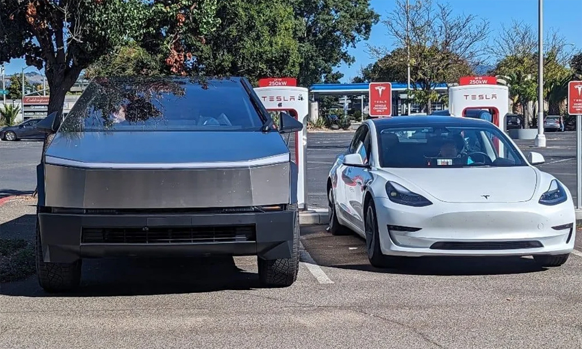 Hai mẫu xe Tesla là bán tải Cybertruck và Model 3 tại một điểm sạc ở Mỹ. Ảnh: chrisdh79