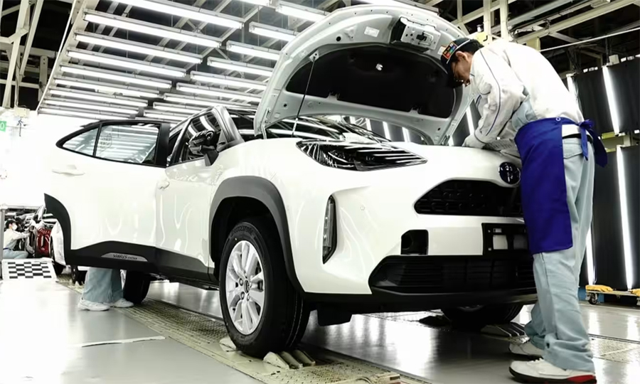 Mẫu Yaris Cross trên dây chuyền sản xuất tại nhà máy ở Nhật Bản. Xe trong ảnh là sản phẩm bán tại thị trường Nhật. Ảnh: Toyota