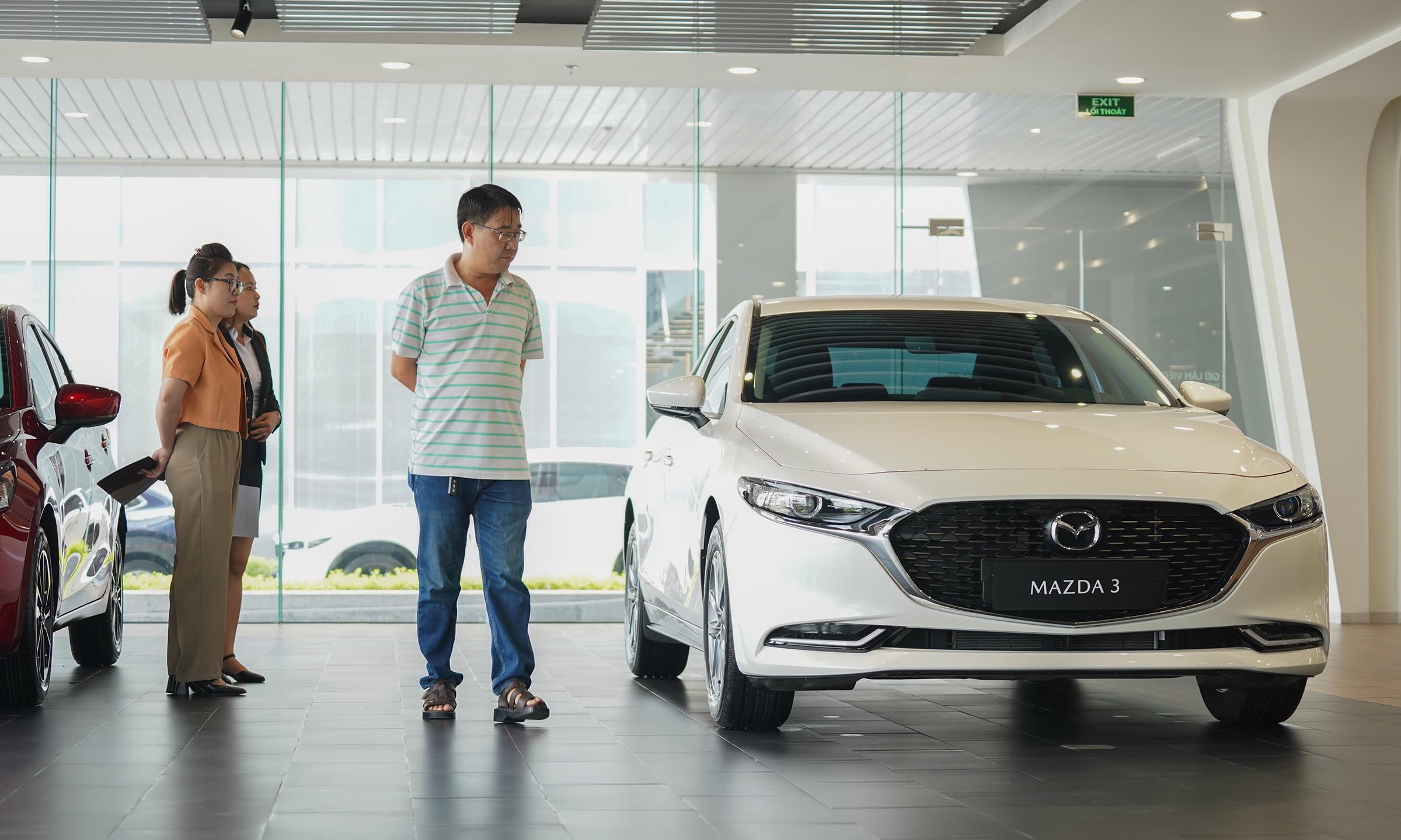 Khách hàng tham khảo một mẫu Mazda3 lắp ráp trong nước tại đại lý ở Bình Dương. Ảnh: Thành Nhạn