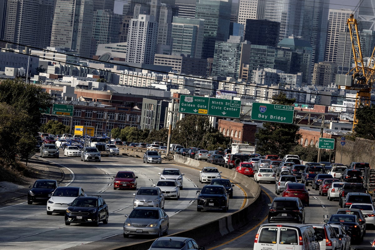 Ôtô trên đường trong giờ cao tại San Francisco, California, Mỹ. Ảnh: Reuters