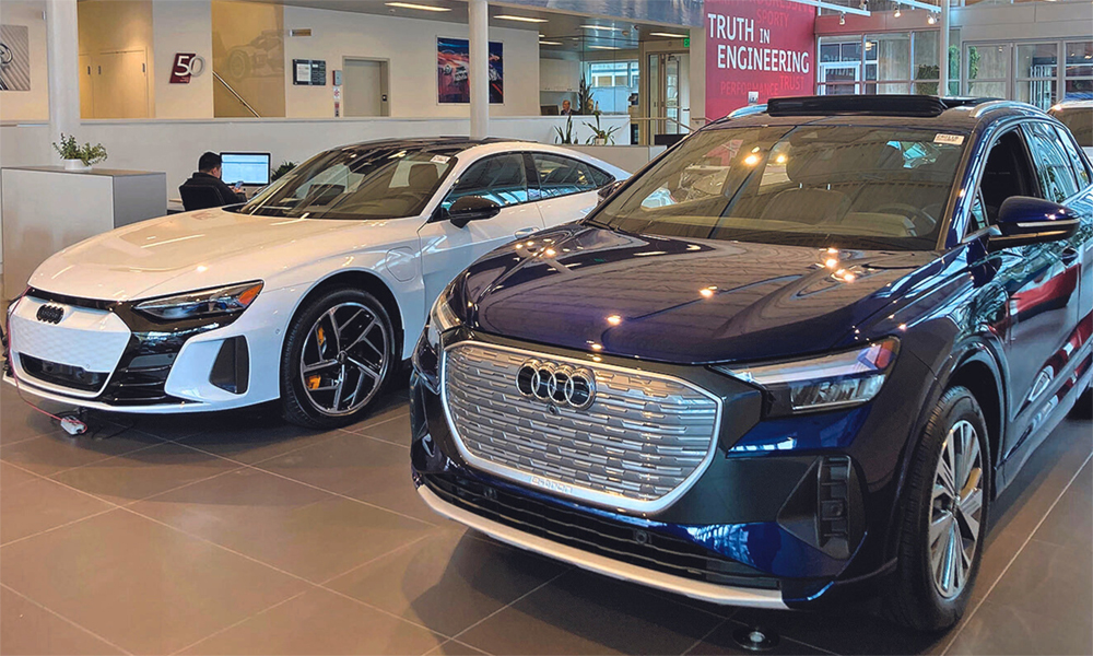 Một đại lý Audi ở Seattle, Mỹ, có các mẫu xe điện E-tron GT (trái) và Q4 E-tron. Ảnh: Automotive News