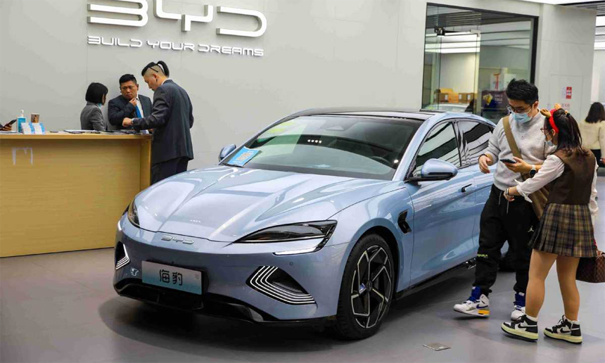 Khách hàng xem mẫu BYD Seal tại một đại lý ở Thượng Hải, tháng 12/2022. Ảnh: China Daily