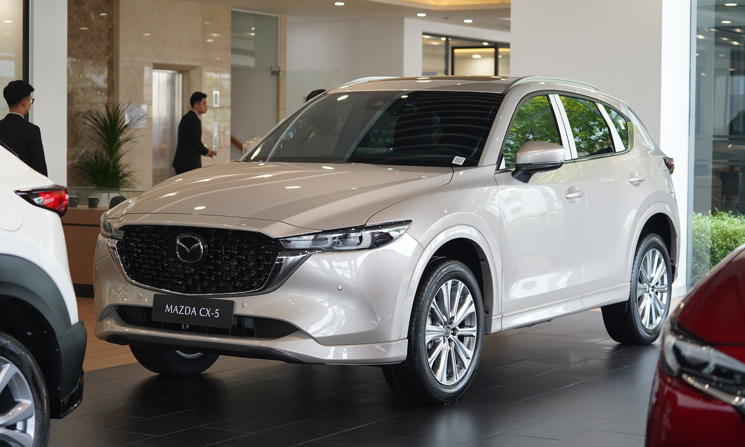 CX-5 tại một đại lý ở Bình Dương. Ảnh: Phạm Trung