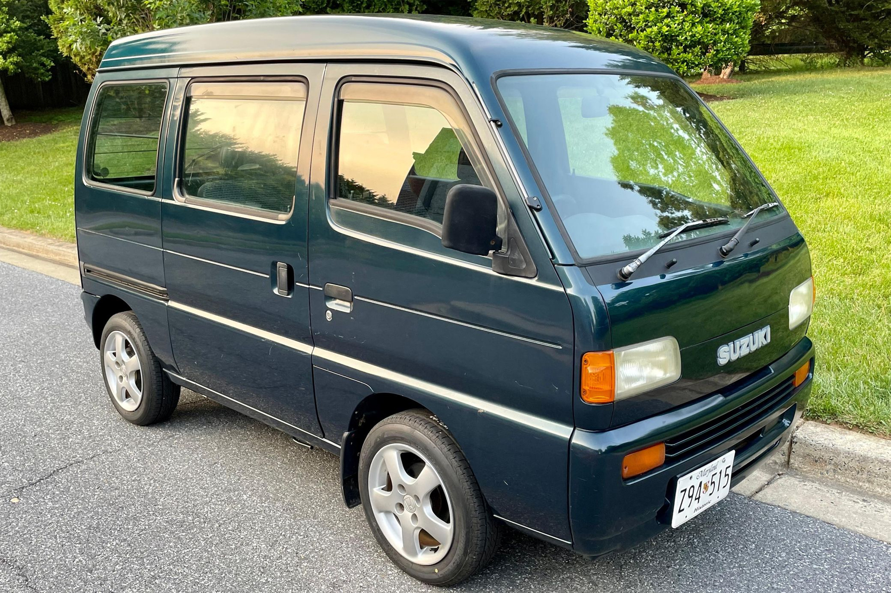 Xe van cỡ nhỏ Suzuki Every Joypop đời 1996 với biển số Maryland. Ảnh: Cars & Bids