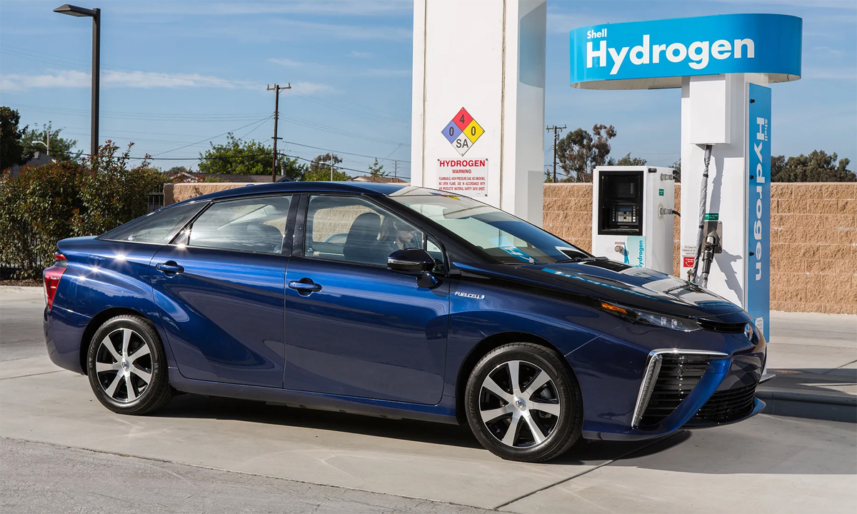 Một xe Toyota Mirai tại một trạm tiếp nhiên liệu hydro ở California, Mỹ. Ảnh: Toyota